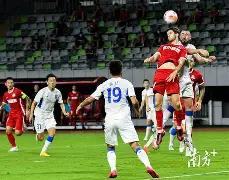 无人机与足,球结合,引得孩童欢,安博体育平台,安博体育官方网站,安博体育登录入口,安博体育app下载